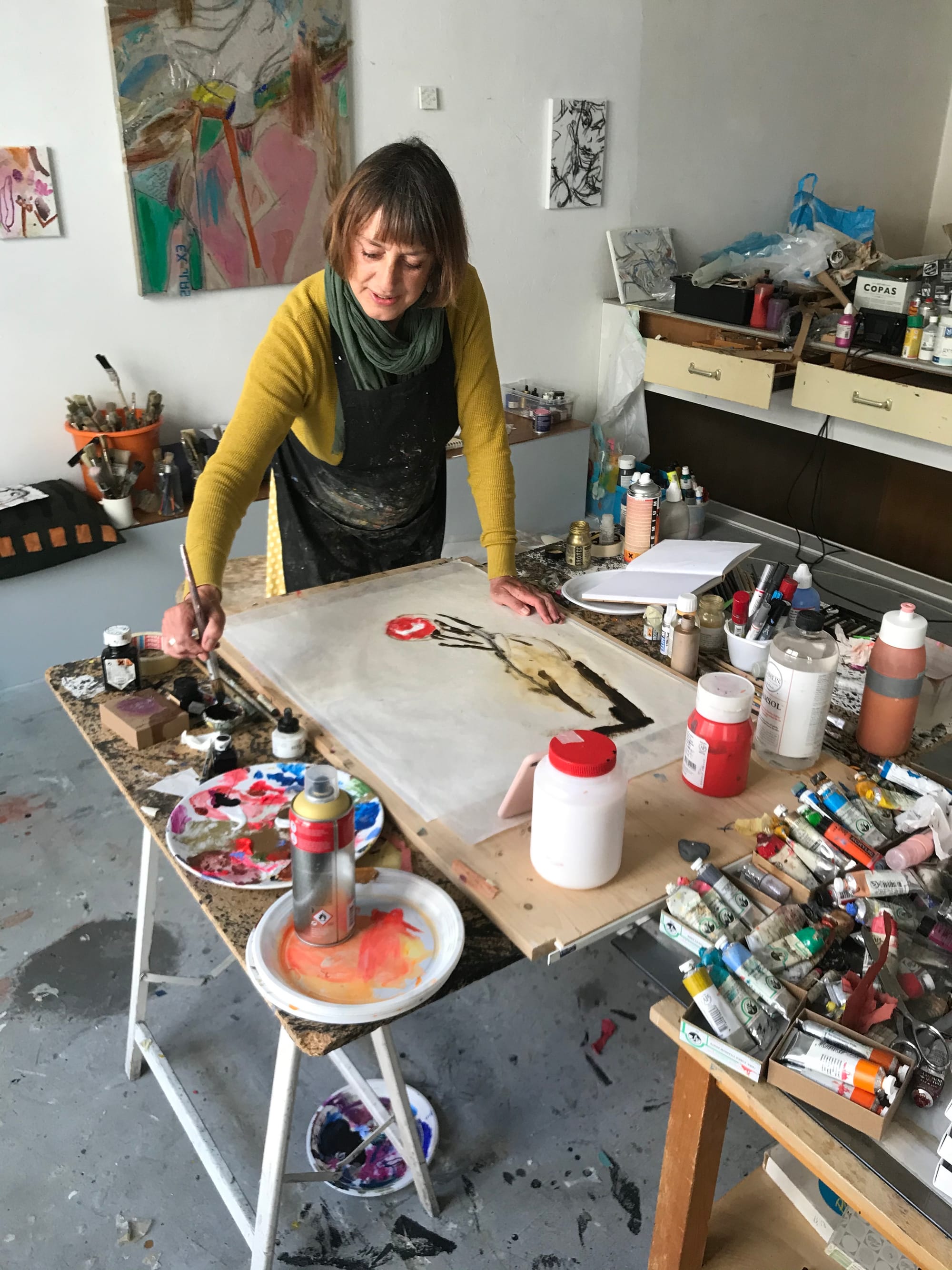 Marijke de Vries aan het werk in haar atelier